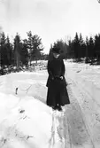 Sigrid Paues på promenad. Vintertid. Tidsomfånget är 1900 - 1940