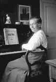 Sigrid Paues vid pianot. Tidsomfånget är 1900 - 1940