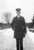 Student på vinterväg. Tidsomfånget är 1900 - 1920