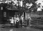 Vid stugan. Tidsomfånget är 1900 - 1940