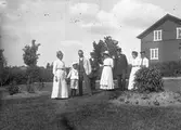 I trädgården. Tidsomfånget är 1900 - 1940