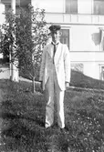 I trädgården. Tidsomfånget är 1900 - 1940