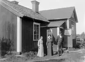 Framför stugan. Tidsomfånget är 1900 - 1940
