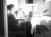 Kaffedags på verandan. Tidsomfånget är 1900 - 1940