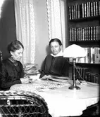 Vid bordet. Tidsomfånget är 1900 - 1940