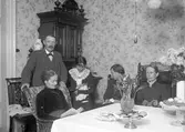 Vid matsalsbordet. Tidsomfånget är 1900 - 1940