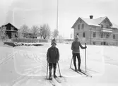 Skidåkning en vinterdag. Tidsomfånget är 1900 - 1940