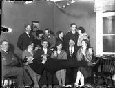 Till vänster i bakre raden Erik B Eriksson, därefter två okända, Ehrling Andersson, Rimsbo, okänd, Agnes Andersson. Främre raden från vänster okänd, Hilda Eriksson, två okända, 