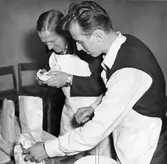 Män som bakar. Bilden ingår i ett fotoalbum.
