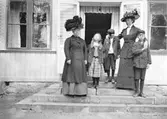 Annorna och barnen. Den 18 juni, på förmiddagen