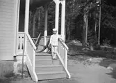 Acke på trappan. Den 24 maj 1908.