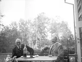 Knut och Karl på verandataket. År 1906.