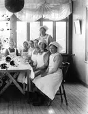 Flickor på skolkökskurs i matsalen till Skogsbaden.