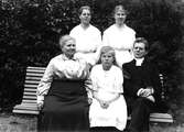 Kyrkoherde Roland med fru och döttrarna Signe, Ester och Helfrid. År 1920.