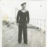 Gåva av Kenneth Larsson, son till Gösta Larsson. Fotografier från Gösta Larssons tjänstgöring i flottan. Fotografier från 1937 - 1954.
Sjöman på HMS Dristigheten