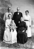 Handlande Carl Johansson med familj. Han dog 1931.
