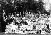 Söndagsskoleutflykt med Missionsförbundet. Längst till höger står John Sundin, kommunalman i Skog som även var söndagsskollärare.