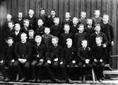Läsbarn i Skog födda 1876. Tredje från vänster i första raden är en Schönning från Älgnäs. Rakt bakom honom vänd mot vänster är Gustaf Adolf Nyberg från Ellagård i Skog. Han blev ingenjör vid Maskinverken.


