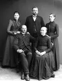 Predikant Lindgren från Lingbo med fru och döttrarna Karin och Ingrid samt mågen Näslund.