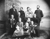 Familjebild. Hos Näslunds. Flickan med dockan, Marta, blev gift med skollärare Johannes Nordin i Skogs kyrkskola.