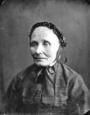 Fotograf Forsbäcks mor, född 1817.