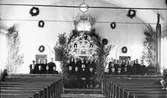 Lingbo kyrka med komminister Hultin och läsbarn.
