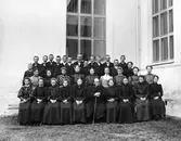 Läsbarn i Skog med kyrkoherde Samelius utanför Skogs kyrka.
