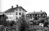 Gamla ålderdomshemet i Skog. I trädgården står bl.a. föreståndaren Olof Bostrand samt 