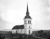 Hanebo kyrka. Rester av en äldre kyrka från slutet av 1100-talet. Den kyrka i romansk stil ersattes i början av 1300-talet av ett stort kyrkorum i gotisk stil. Kyrkan förlängdes åt öster och breddades åt söder. År 1708 förstorades fönstren och fönsterglas sattes in. 1776 - 1778 utökades kyrkan med korsarmar åt norr och söder och blev en korskyrka. 1876 uppfördes ett kyrktorn som ersatte en tidigare klockstapel som stod vid kyrkans sydvästra hörn. Tornet byggdes av gråsten och tegel och försågs med en kopparklädd huv och en tornspira med ett förgyllt kors. Ett tornur färdigställdes 1877 av Pellas Erik Persson från Mora.