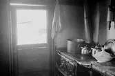 Interiör från familjen Taikons läger vid Johanneshov, södra Stockholm. På köksspisen står kastrull, kaffekannor och en terrin.
