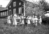 Lekar utanför Östby skola strax öster om Ockelbo tätort.