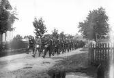 Hälsinge regemente passerar gården i Östby under Första världskriget. Hillströms hus till vänster.