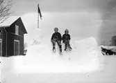 Ragnar Hillström, f. 1901 (tv) och Folke Hillström, f. 1906 (th) i snöfästningen. Ladan till vänster i bild.