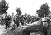 Hälsinge regemente passerar gården i Östby under Första världskriget. Hillströms hus till vänster.