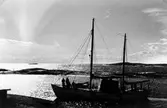 Fiskebåt i skymning.