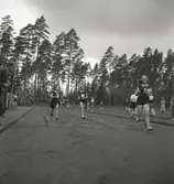 Folkskolans tävlingar, 1944.
Målgång för ett sprinterlopp för flickor.