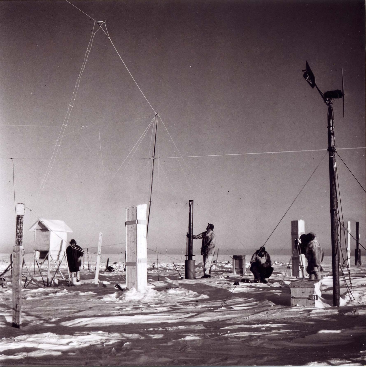 Stig Hallgren, "Förlängning av skorstenarna för att få ordning på ventilationen på Maudheim. Bilden tagen 7 augusti 1951. Gösta Liljequist vid meteorolburen, Valter [Schytt] vid skorstenen mitt i bild."