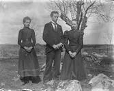 Flicka, pojke och kvinna.