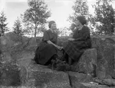 Två kvinnor på berget.