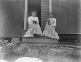 Två kvinnor på trappa.