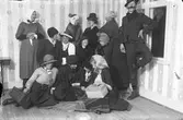 Gruppbild. Utklädda personer.