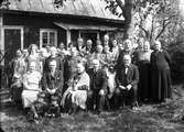 Baptistpastor Claesson (andra raden från höger, 4:e personen), gruppbild, Hamrånge. Mannen med skägg längst bak till vänster: C.G. Leffler, 3:e personen från vänster längst bak: Ester Leffler.