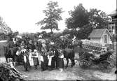 Samling för hembygdståg, Per Åbergs ladugårdsbacke, för färd till festplatsen. Foto 1932. Namngivna personer: Märta Hägglund, Häckelsäng, Johan Hägglund, Häckelsäng, Ulla Hägglund, gift Norin, Häckelsäng, Siv Hägglund, Märta Hägglund d.y., Anna Rossander, Wij, Nils Nyberg, Sjökalla, Vidar Vigren, Hagsta, Greta Åberg, Sjökalla, Karl Östlund, Hagsta och Waldemar Vestin, Vifors.