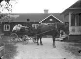Per Andersson som körde posten mellan Åbydal och Bergby, här vid postkontoret i Bergby, hos Wibergs. Fotograferad vid sista körningen av posten till Åbydals station.