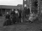 Familjen Lindberg på deras gård i Vij omkring 1915-1920. Personerna från vänster: nr 1 fru Lindberg, nr 4 snickare Lindberg, nr 5 sonen John, nr 6 sonen Olov. Till vänster på trappan sitter lärarinnan Ester Backman.