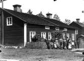 Gruppbild framför bostadshus.