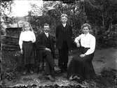 Familjen Hägglund i Vij, 1910-15. Fader Gustav Hägglund, fru Hägglund f Hammarström, dottern Hildus Hägglund gift Norrström och sonen Gustav Hägglund (senare privatchaufför åt Mattons läderfabrik).