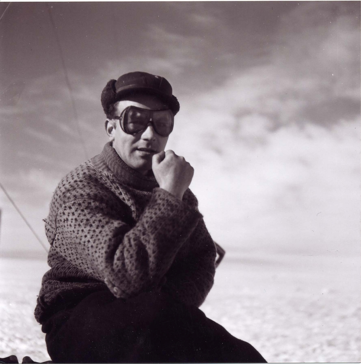 Stig Hallgren, "Bertil Ekström, veckan före olyckan med Vesslan den 24 februari 1951. Expeditionens mekaniker." Bertil Ekström omkom vid olyckan.