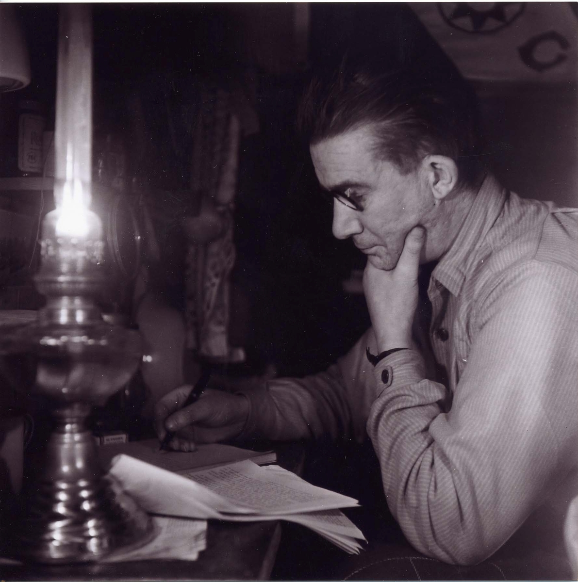 Stig Hallgren, "John Giaever, ledare för vintergruppen." Expeditionsledare.