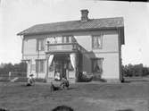 Erik Renströms hus. Ett hus med gård på landet. Bilden ingår i den så kallade Limasamlingen (se historik)